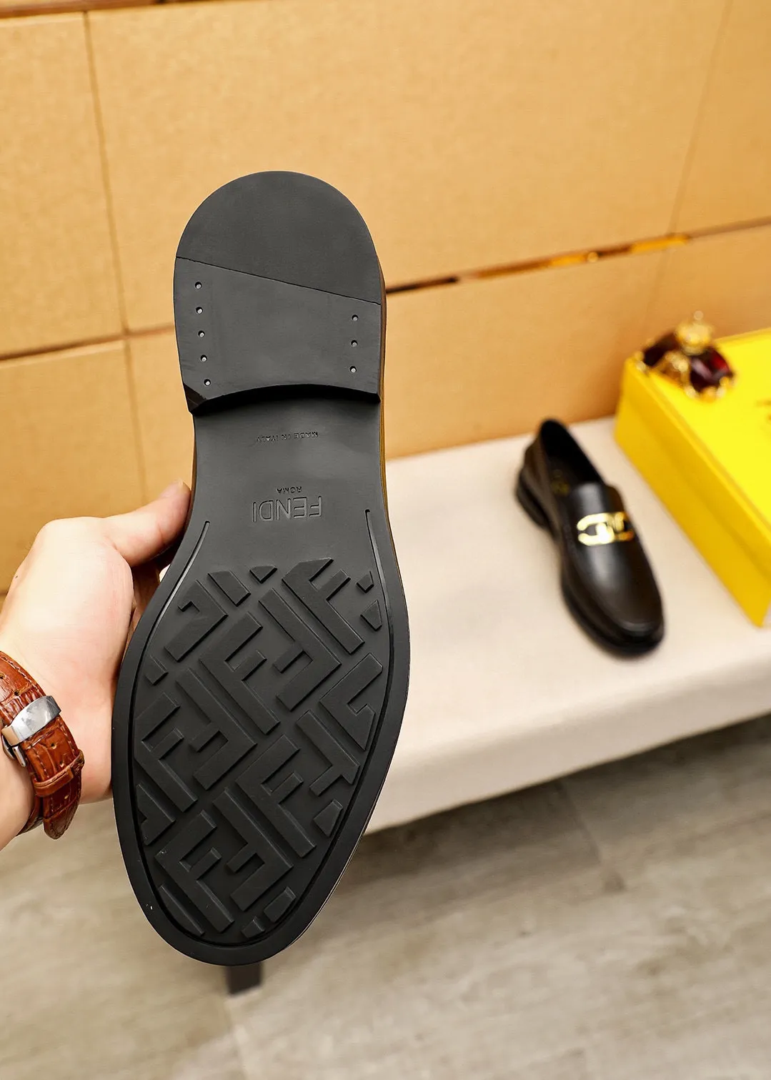 Men's shoes 💰460💰💐 Product trademark: FENDI [Fendi] casual leather shoes Regular size: 38-44 (45🉑️customized) Product materials: Selected imported first-layer cowhide upper + luxury hardware buckle, imported cowhide lining. Strong three-dimensional visual effect, rubber outsole Color: 1⃣️color optional